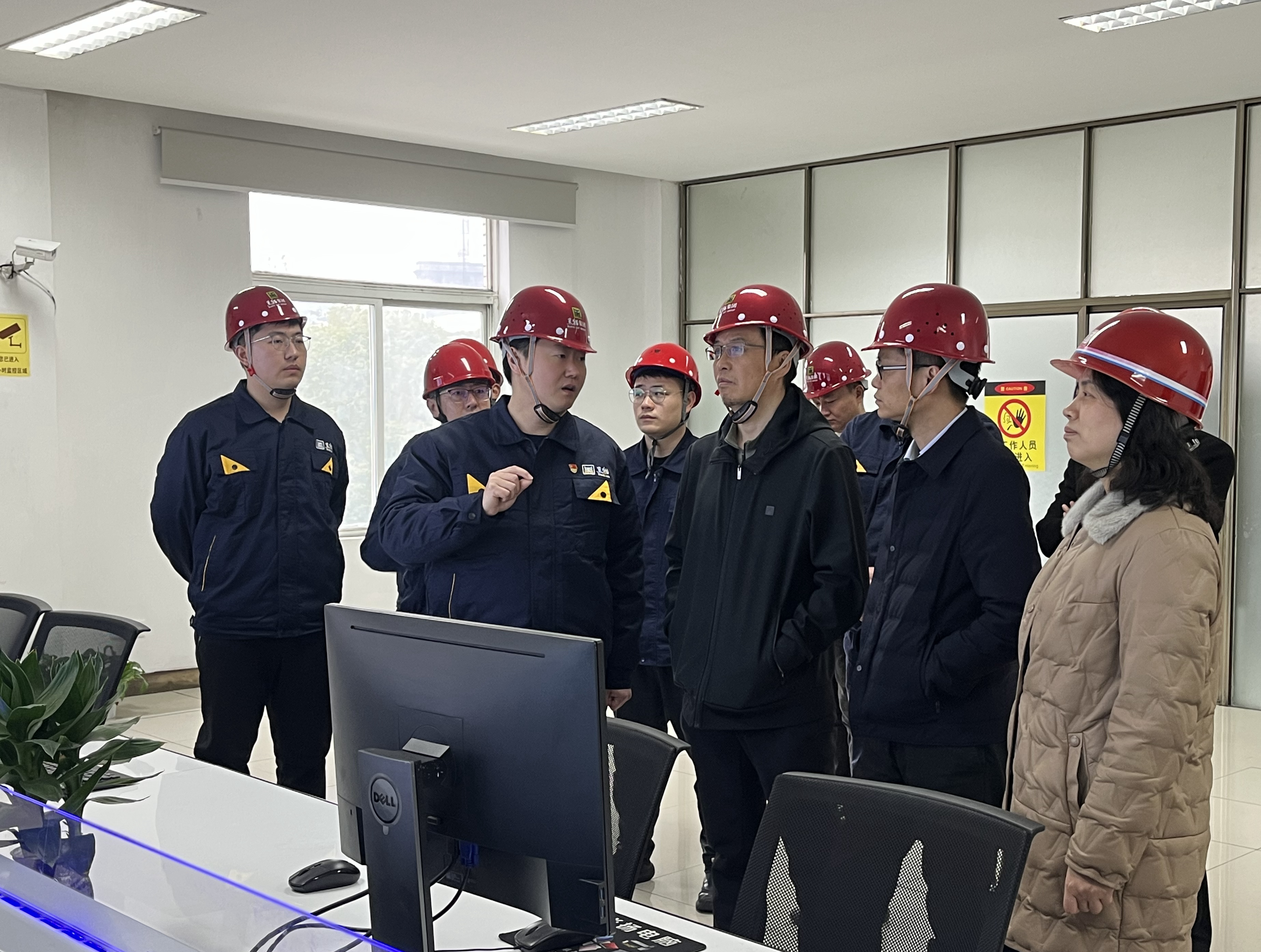 圖1 炭黑5、6號生產(chǎn)線調(diào)控室（集團總部 彭佳敏攝）.jpg